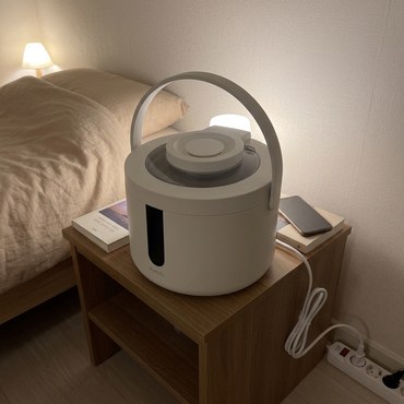 표시등을 끄고 침대 옆 협탁에 둔 블룸 (AI 생성 이미지)